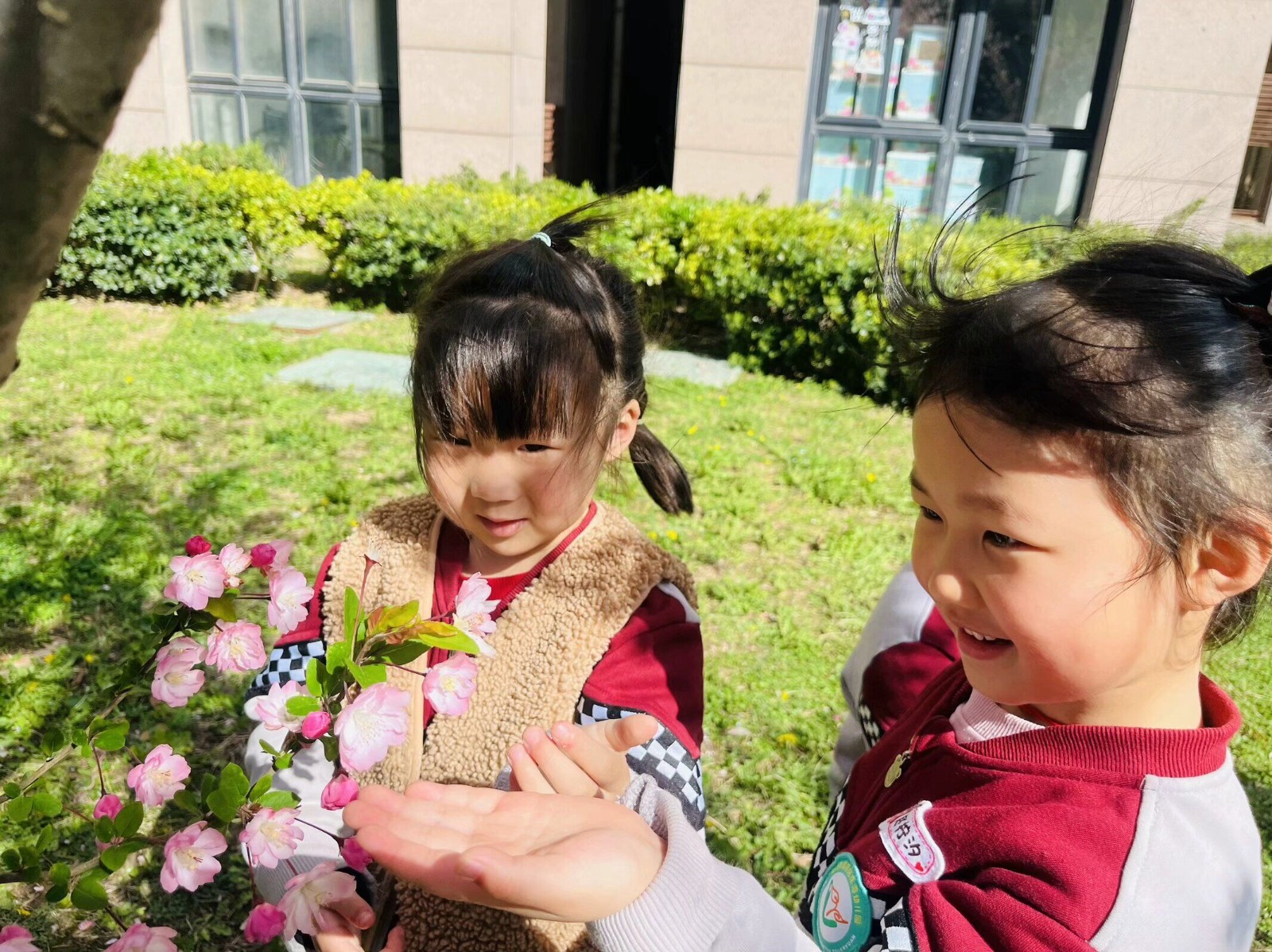 【乐活龙幼•乐享童年】萌娃探春 拾趣自然——龙潭幼儿园龙岸分园小班社区活动