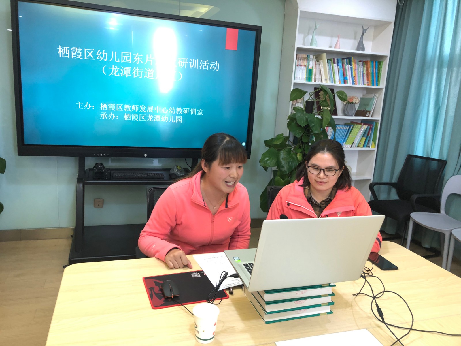 【乐活龙幼】探秘图画书里的多维世界 ——记东片区教研：“读书分享”活动