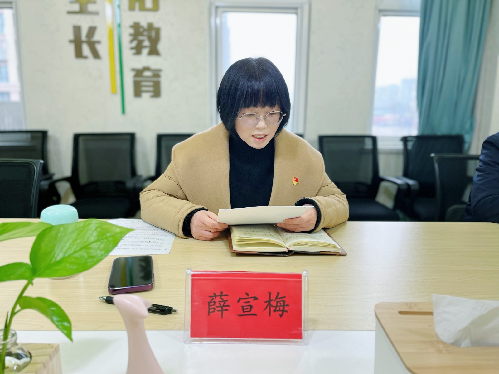 薛园长主持并讲话.JPG
