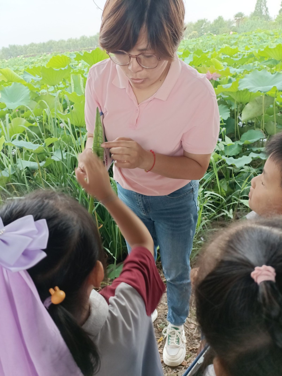 【乐活龙幼·乐享童年】小脚丫走江边|趣探水一方 巧手绘夏荷 —靖安分园中班组水一方社区活动