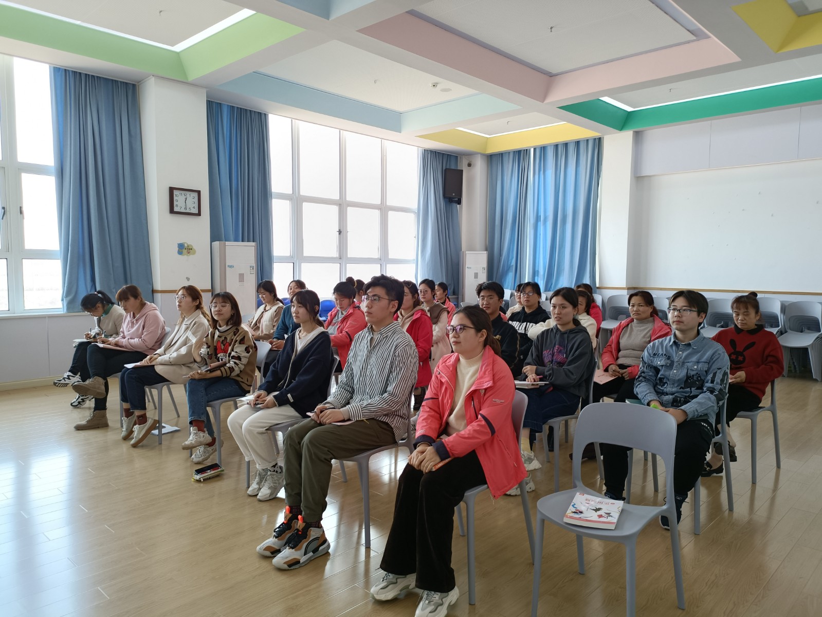 【乐活龙幼】明晰制度促发展，解读理念促提升 ——龙潭幼儿园龙岸二园新学期第一次业务学习