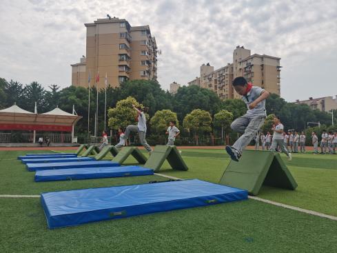 快乐体育 彰显活力——南湾营小学“童学课堂”系列研究课第410期_html_4d93f497.jpg