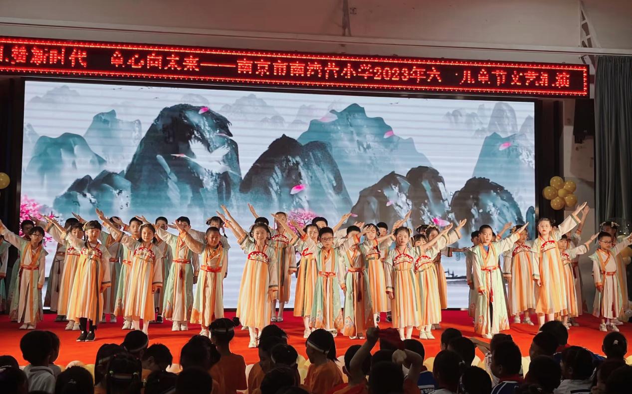 礼赞新时代 童心向未来定_html_m4cc1ef39.jpg