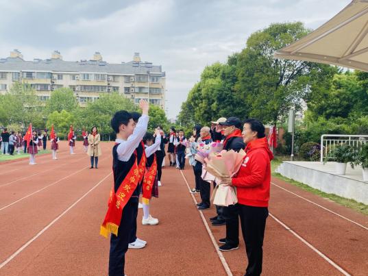 “创建英雄中队 争做英雄传人”_html_79c1c1cc.jpg