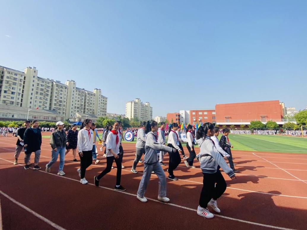 悦动童心，乐享童年2021南湾营小学春季运动会新闻稿_html_m707eac06.jpg