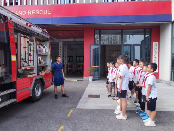 20230819走进消防站 致敬“火焰蓝  ——南湾营小学”红领巾假日小队“暑期活动（4）_html_63f0ee1.jpg