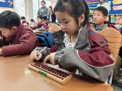 20250320一年级班级珠心算比赛报道（李嘉靓写）_html_193443a9.jpg