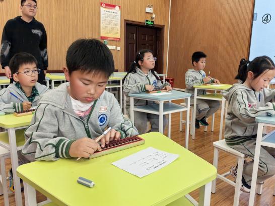 20250326一年级个人珠心算比赛报道（孙素芸写）_html_4a2a9551.jpg