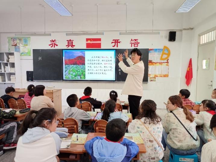 20240425四年级家长开放日报道_html_33594af8.jpg
