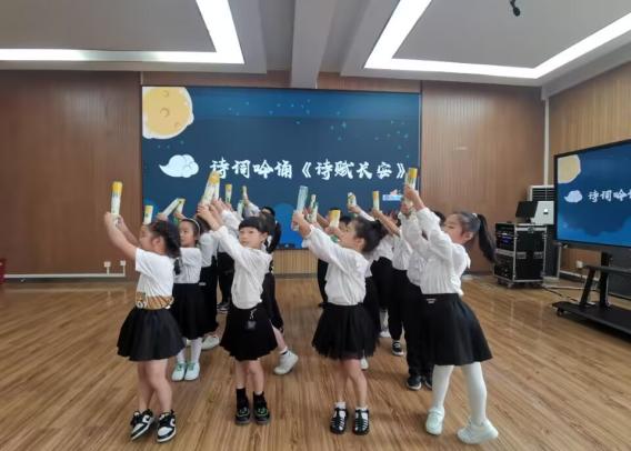 “中秋月圆，乐享童年”报道_html_m4085b827.jpg