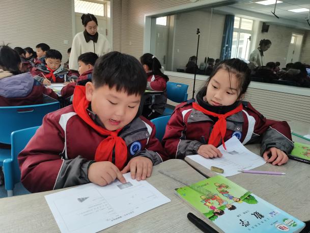 20231220李嘉靓童学课堂报道_html_m6bb69d90.jpg