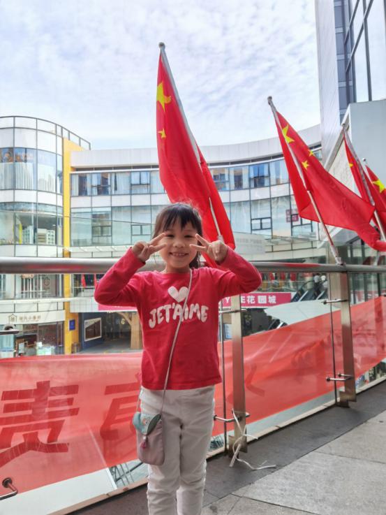我和国旗合个影新闻稿_html_m1e6ef2a9.jpg