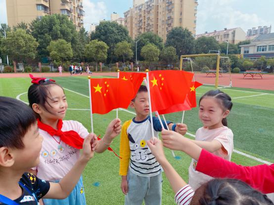我和国旗合个影新闻稿_html_m629dbf48.jpg