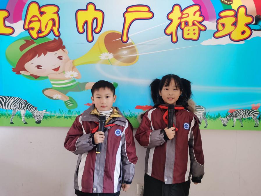升旗仪式新闻稿_html_m28cc0321.jpg