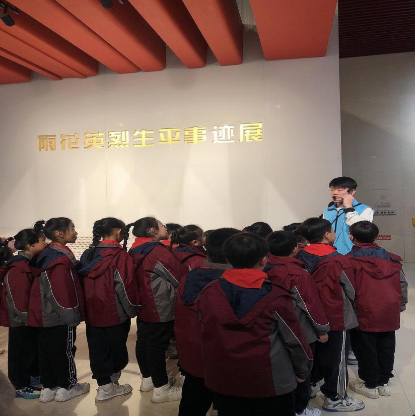 追寻英烈足迹 传承红色基因_html_5d544445.jpg