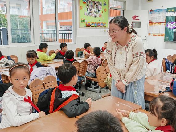 多感官探秘书包 解锁观察密码——南湾营小学“童学课堂”系列研究课第525期报道_html_2a18c782.jpg