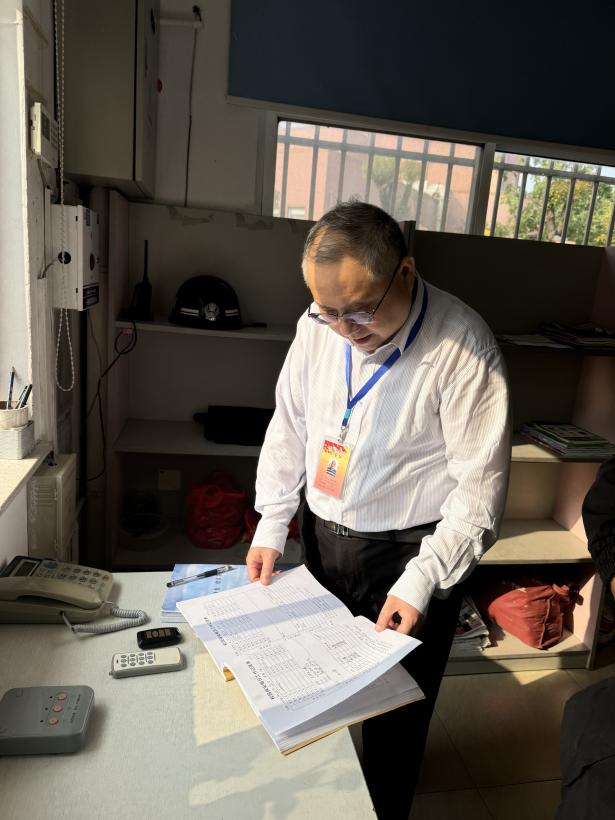 20241008督学进校园 督导促提升——记南湾营小学10月专项督导新闻稿_html_6b6a3c1d.jpg