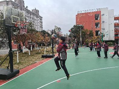 20241212篮球行进间运球新闻稿_html_52c40cf8.jpg