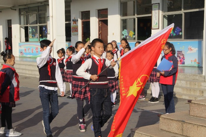 【悦群燕小】争当好少年，让胸前的红领巾飘起来 ——燕子矶中心小学第69个少先队建队日活动