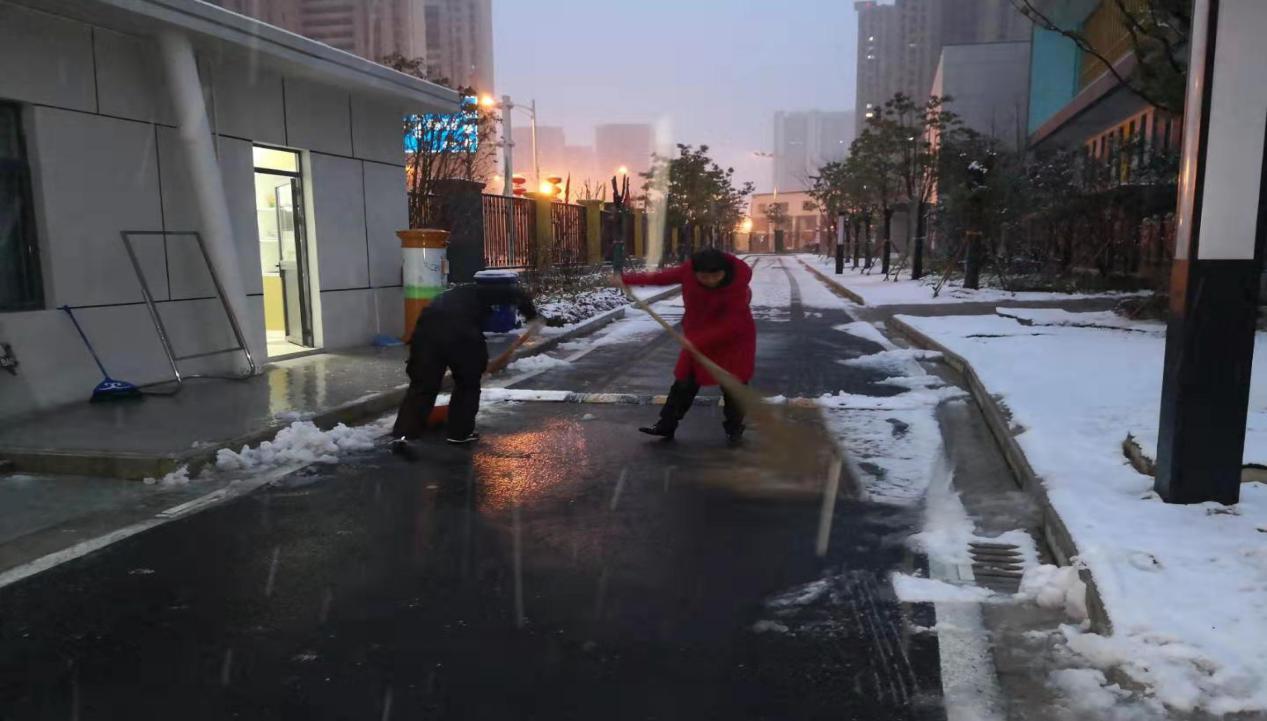 【正学丁三】扫雪除冰 情暖校园_html_dcfa629.jpg