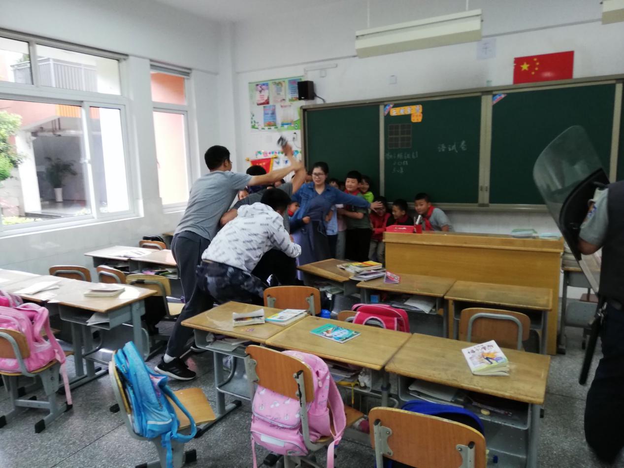 【安全第一】开展防暴演习，共护平安校园_html_m48b5db56.jpg
