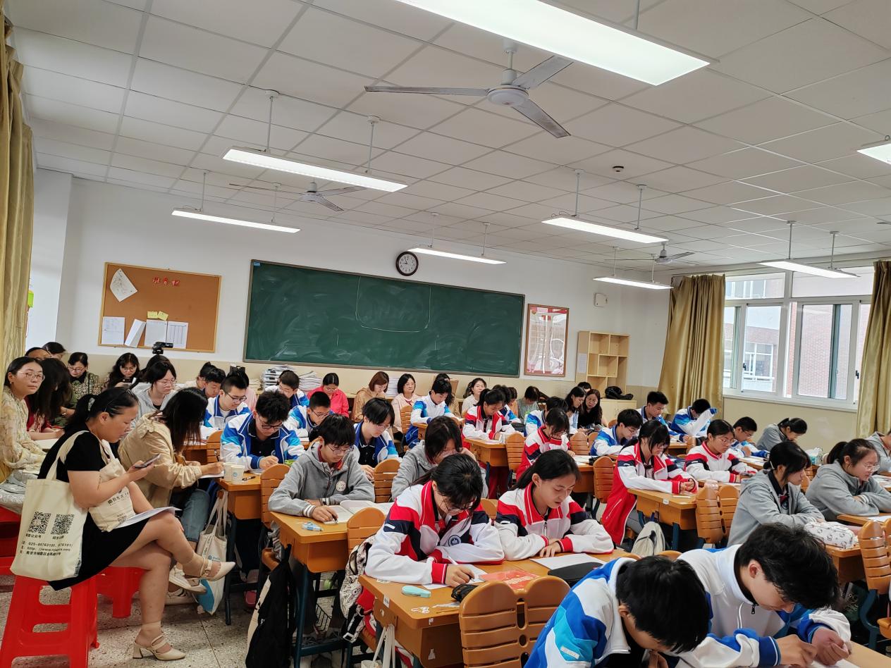 改 简版 9月25日英语教研活动新闻稿 (1)_html_m1e03ecb.jpg