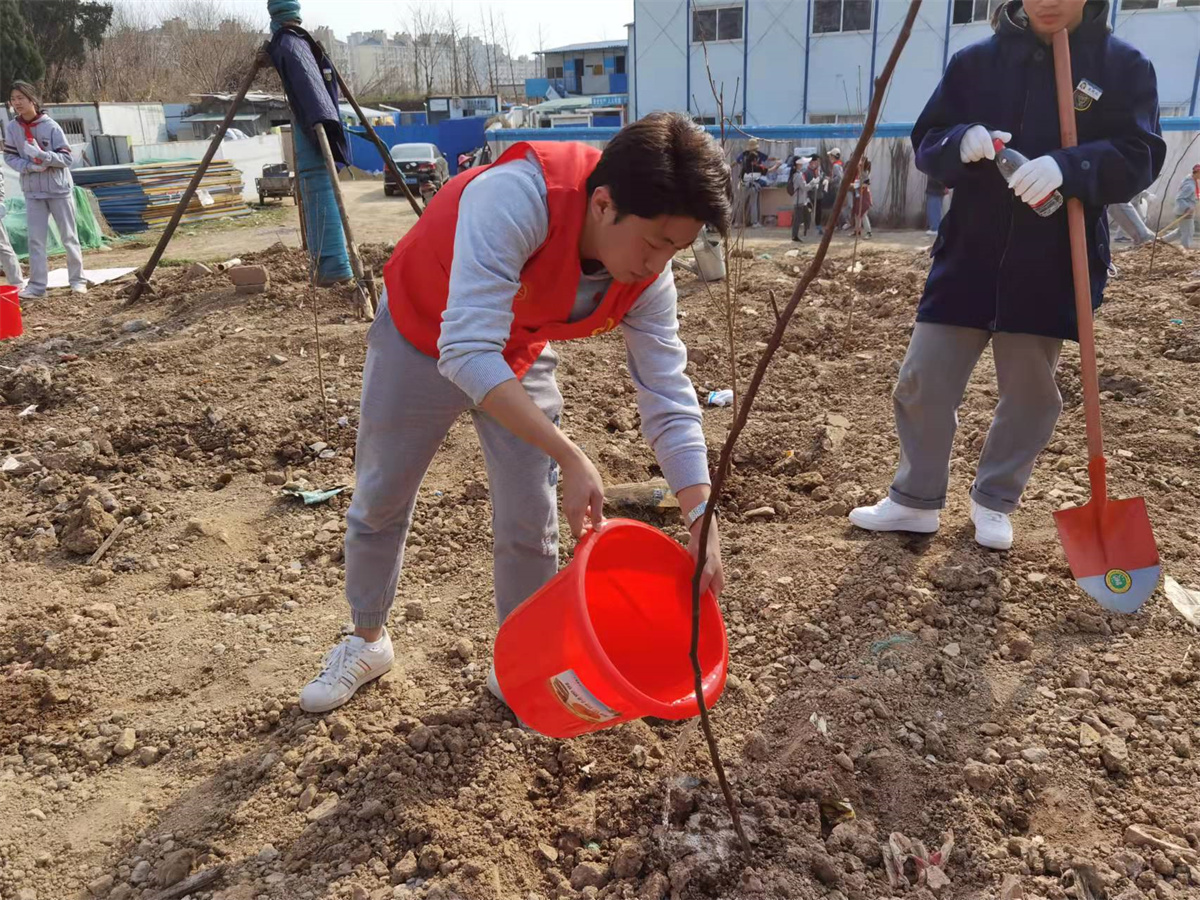 2022.3.11植下一棵树，收获万点绿——南京一中马群分校开展植树节活动_html_7cb57017.jpg