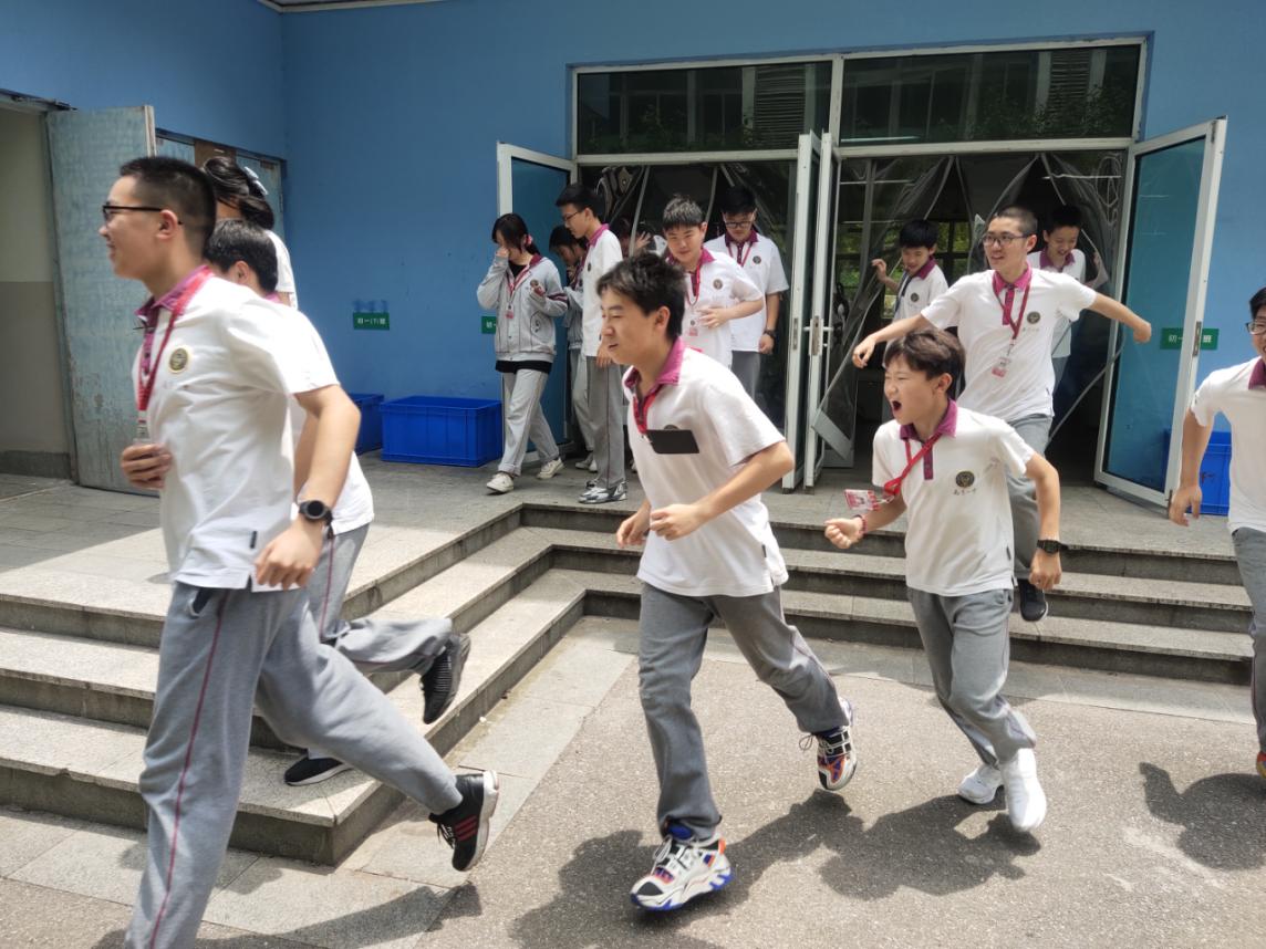 南京一中马群分校食堂开展燃气泄漏安全演练活动新_html_20c22bbe.jpg
