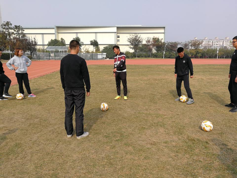 南京一中马群分校【足球课堂与教学】_html_322c9b2.jpg