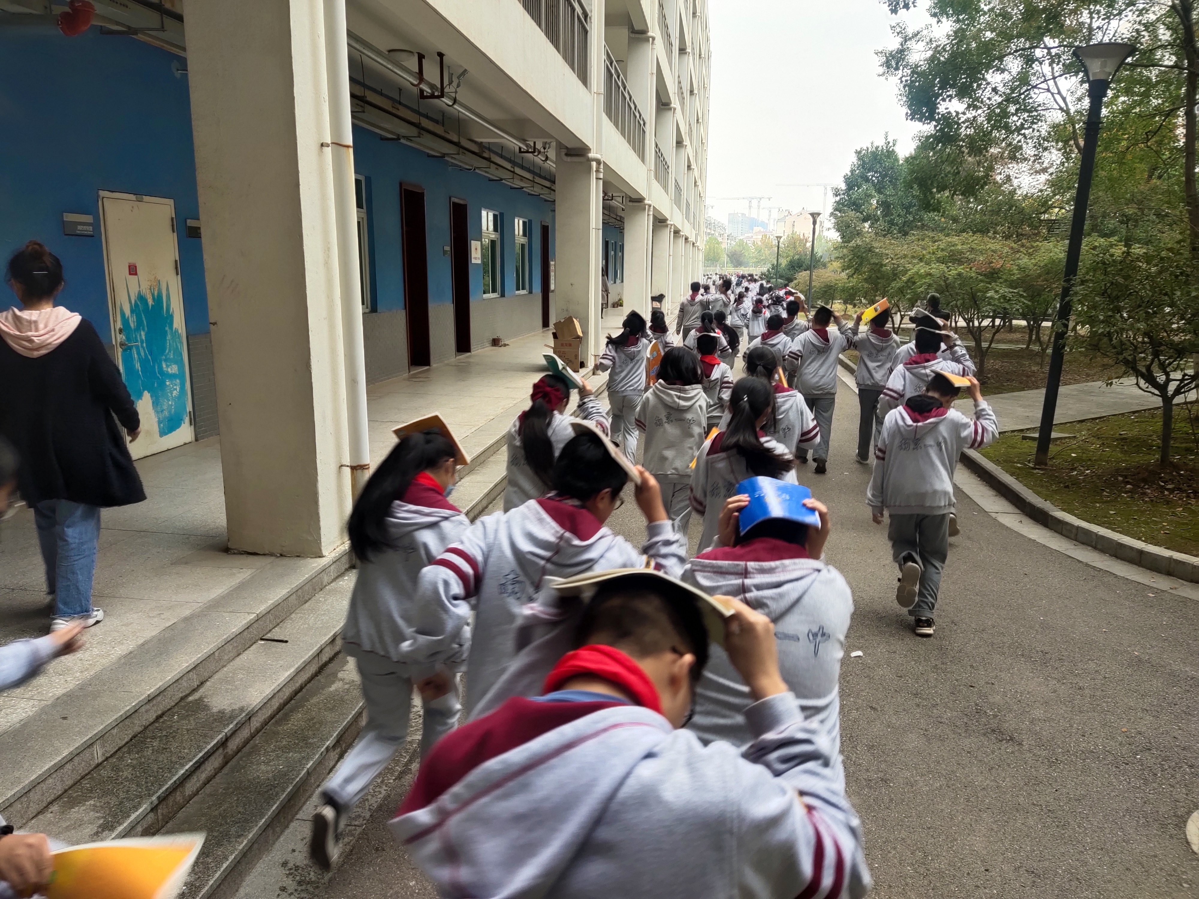 安全第一防震演练_html_m3f9b6b19.jpg