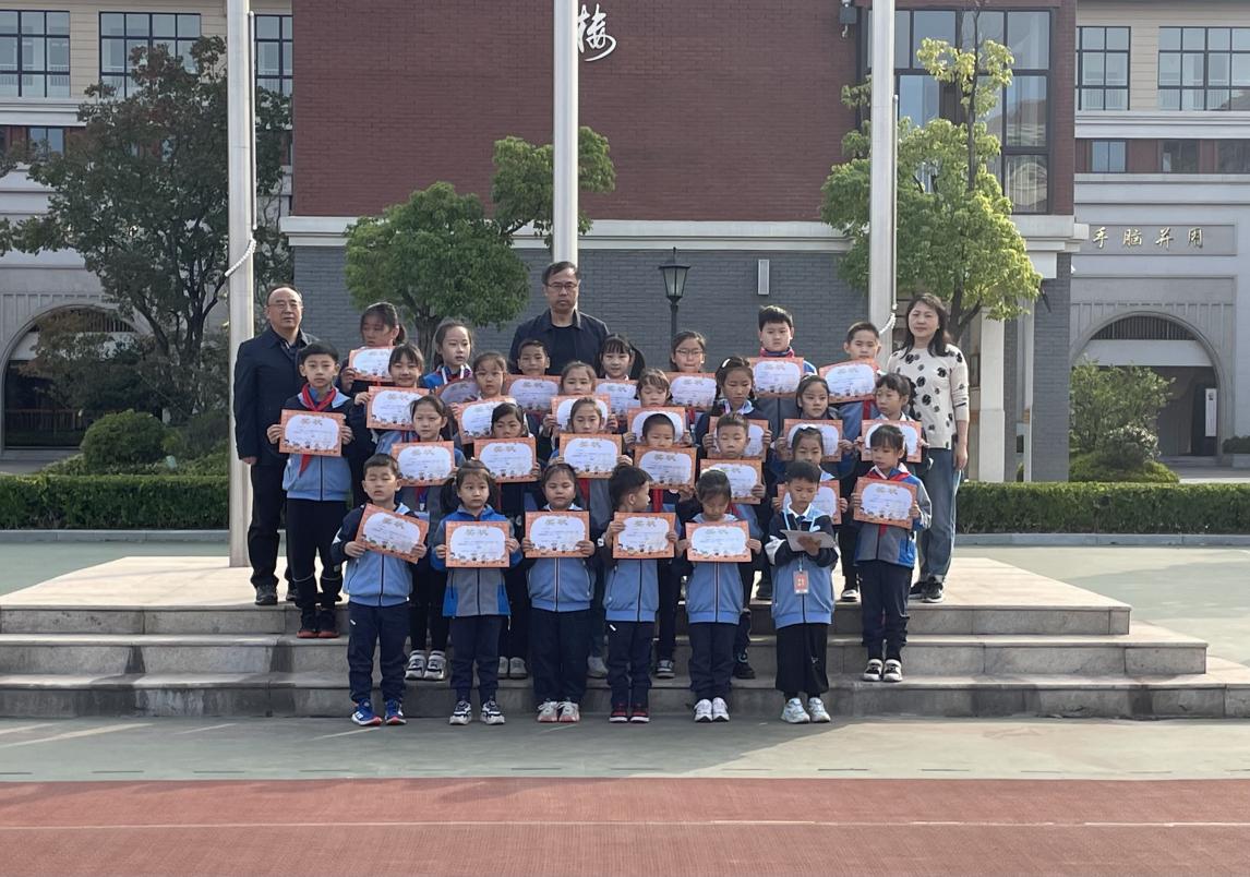 第八周升国旗新闻稿_html_3b994726.jpg