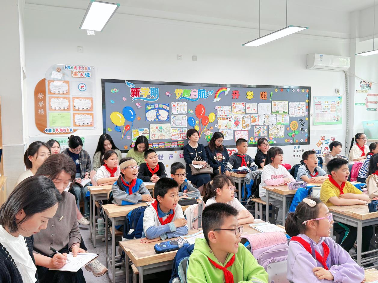 20240417活动报道：蹲点教研促成长 把脉课堂提质量(1)_html_58cafe54.jpg