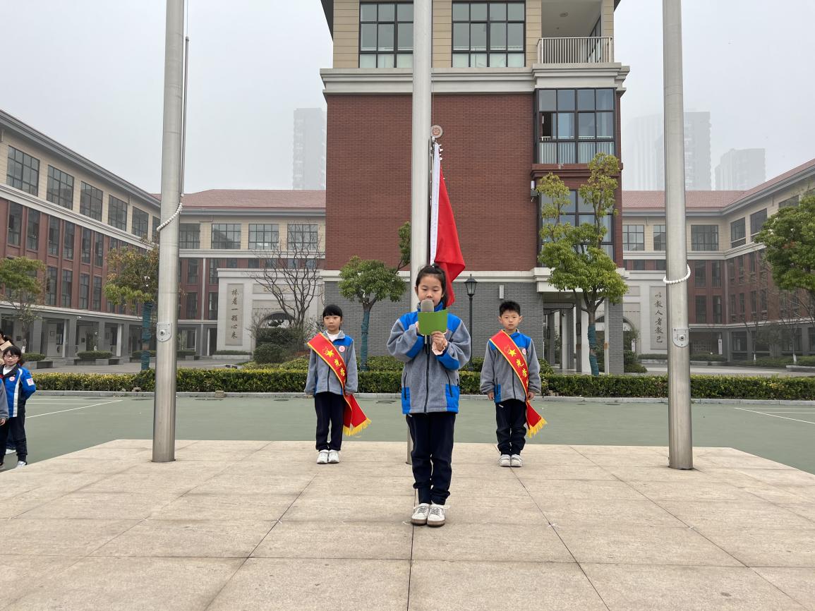 第五周升旗仪式新闻稿_html_3bf5ed87.jpg