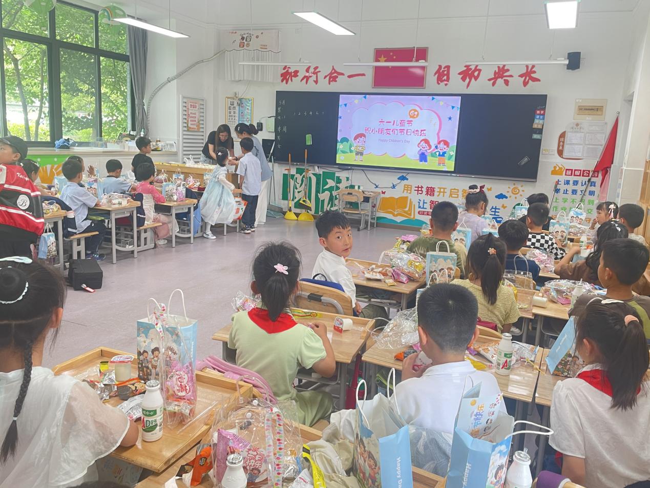 20240602我和导师过六一_html_m70cfb2ab.jpg