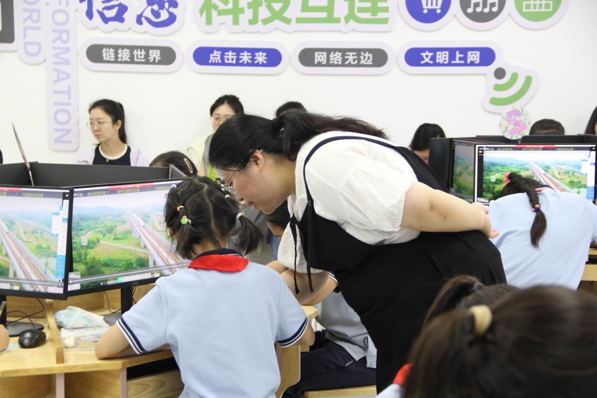 20240528信息教研活动新闻稿_html_m328934e6.jpg
