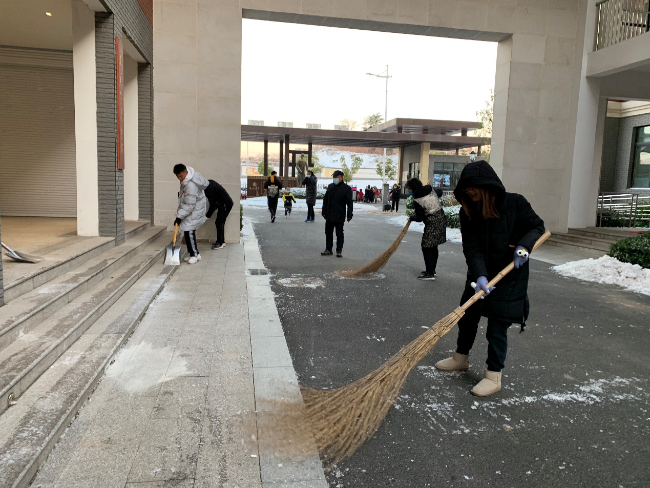 扫雪_html_5c07bf45.jpg