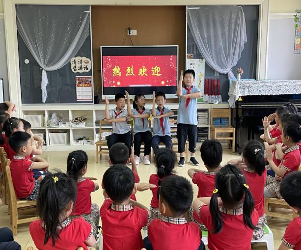 小小先生手手相牵   心心相印步步向前——记入燕子矶幼儿园交流活动_html_m29f37515.jpg