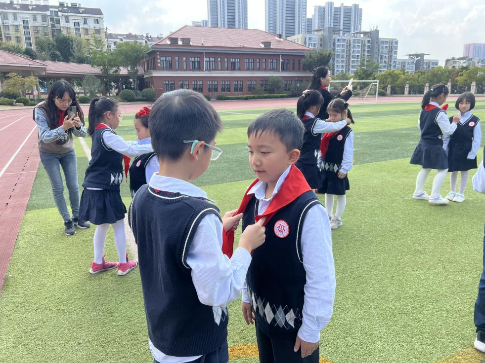 入队仪式新闻稿(1)_html_368f09f6.jpg