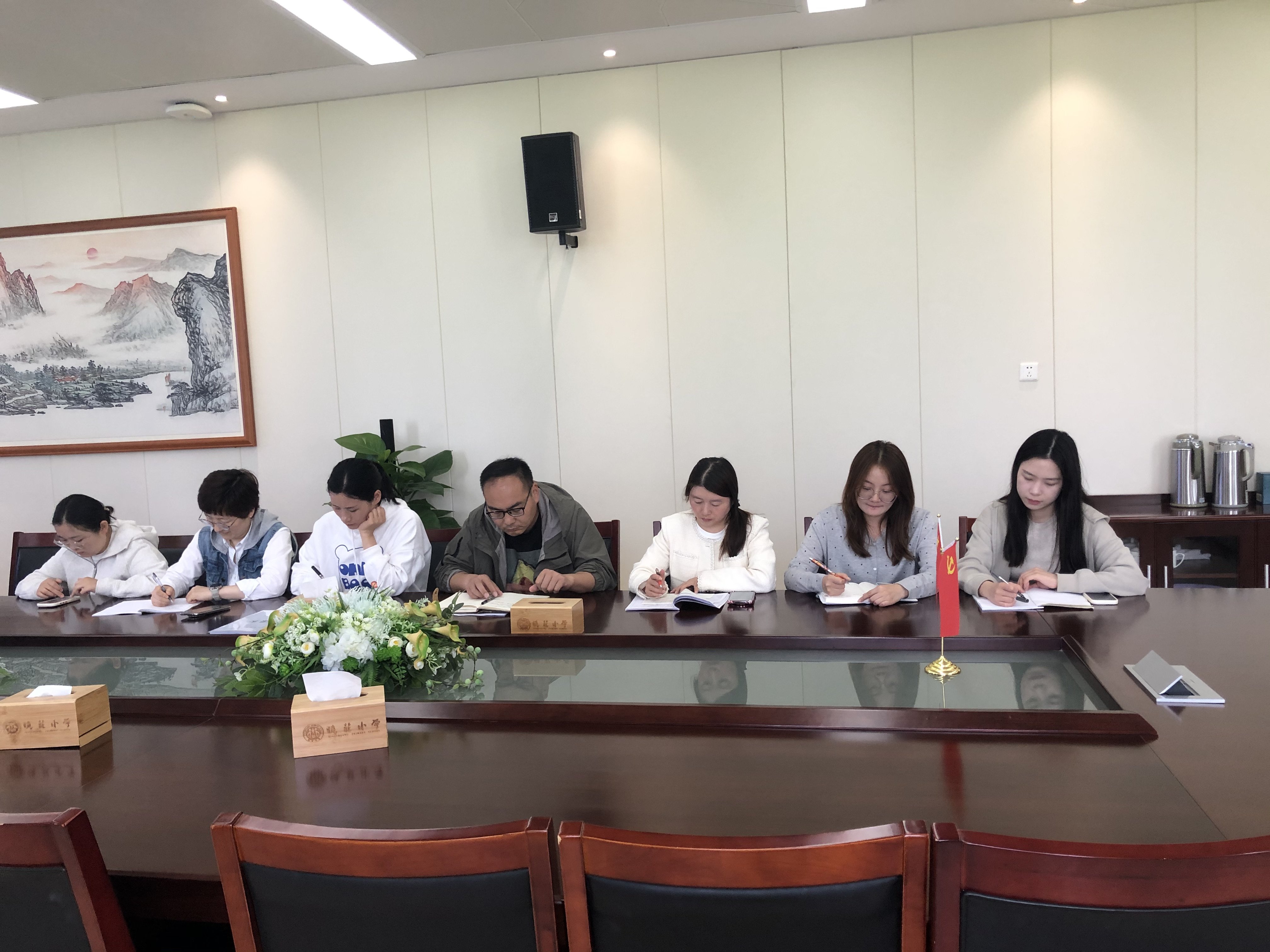 20250509六年级教师会议新闻_html_m6725419a.jpg