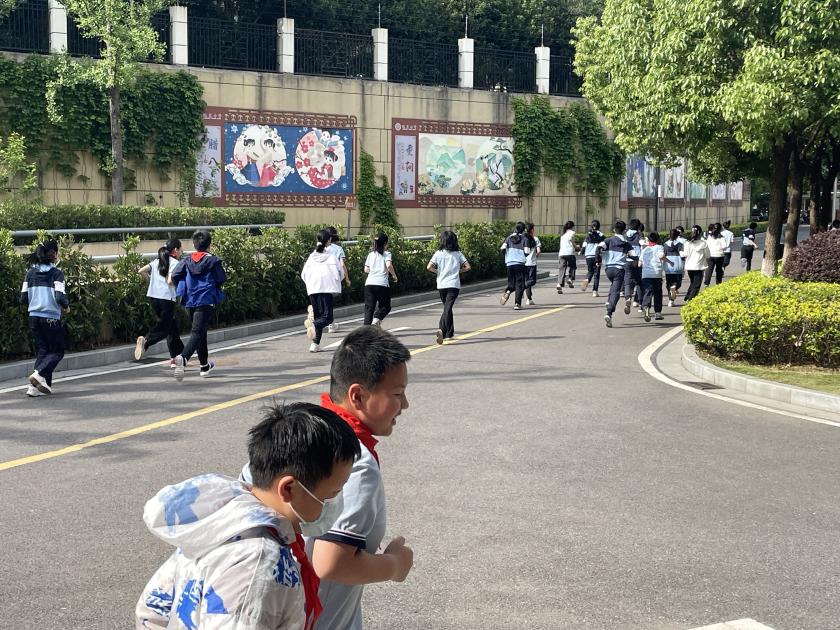 晓庄小学（行知校区）地震逃生演练报道_html_m255dc4ad.jpg