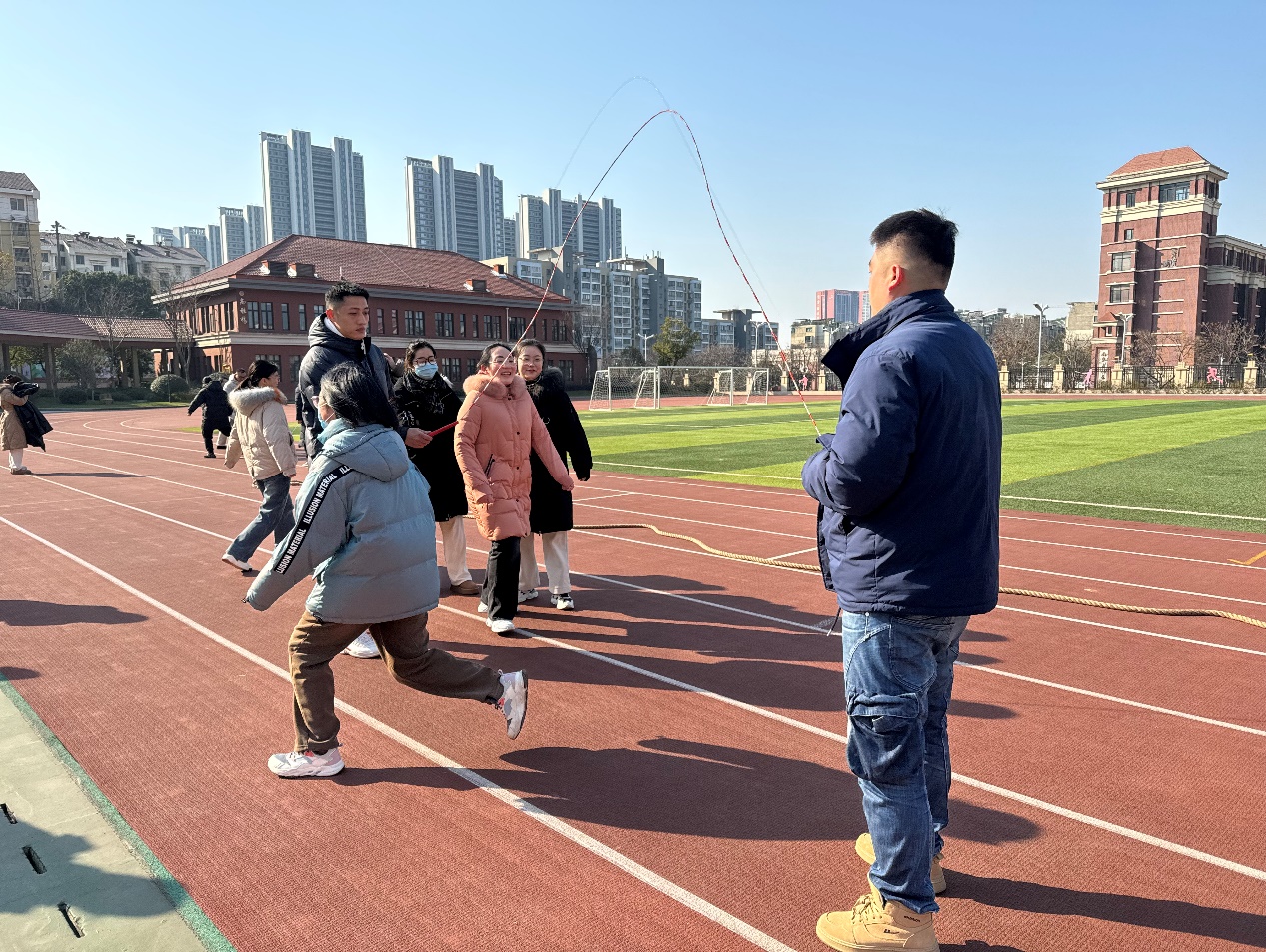 教职工趣味运动会活动报道_html_5dff5383.jpg