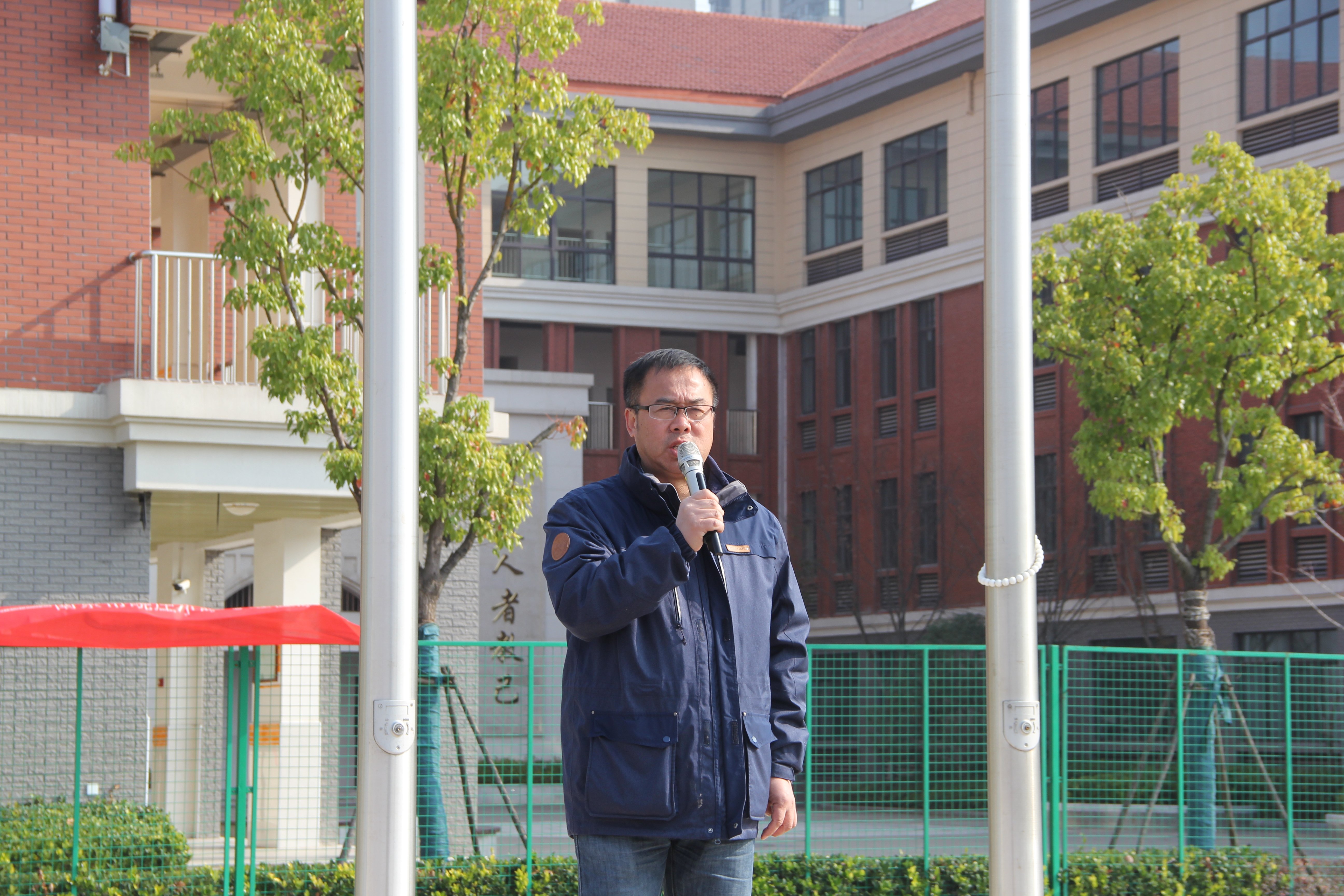 地震逃生疏散演练报道_html_m2e35faec.jpg