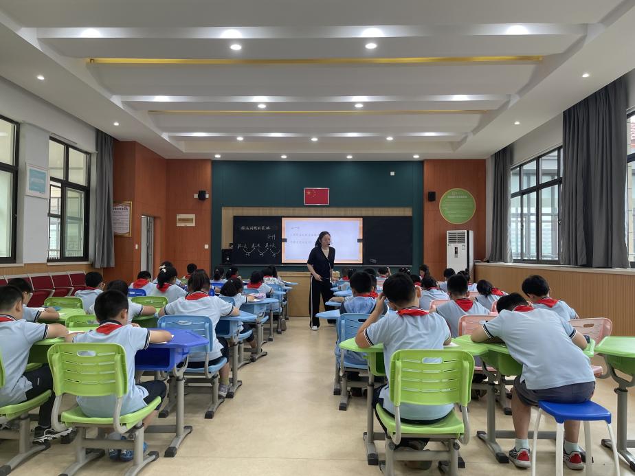 “精讲精练”转观念  “共学共进”促成长_html_m19817871.jpg