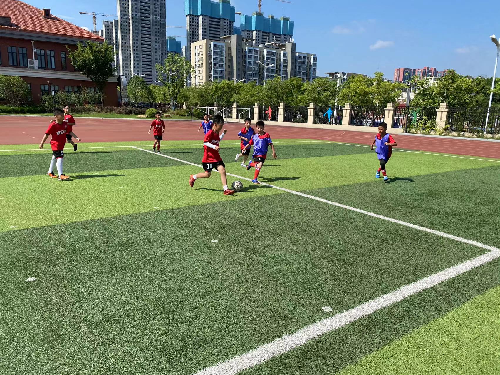 足球班级联赛新闻稿(1)_html_18aea618.jpg