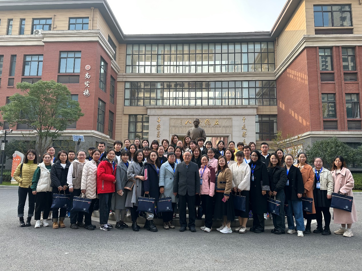 金立义工作室接待新疆国培班_html_57398df9.jpg