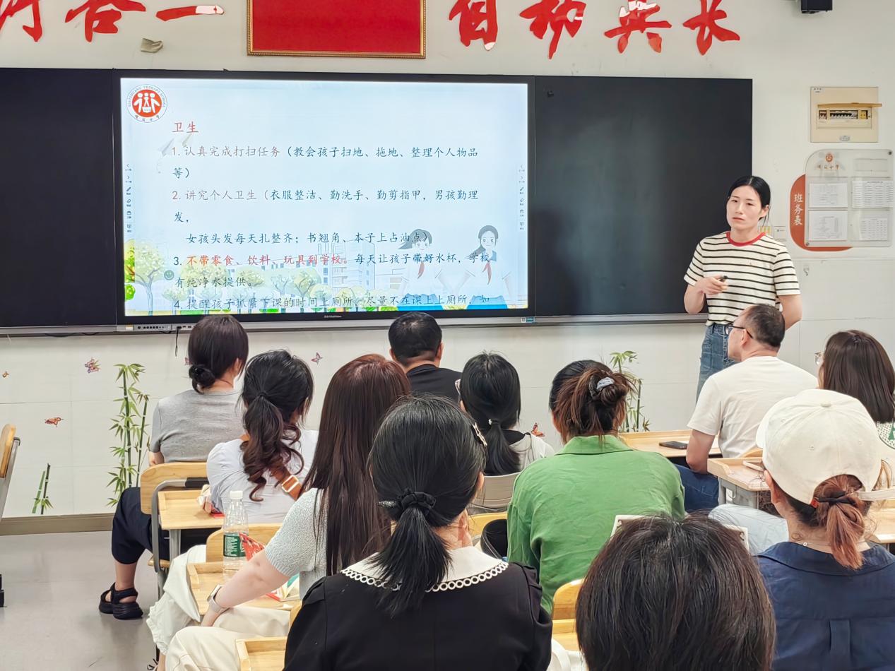 20250824 2025级新生家长学校新闻稿_html_26605f30.jpg