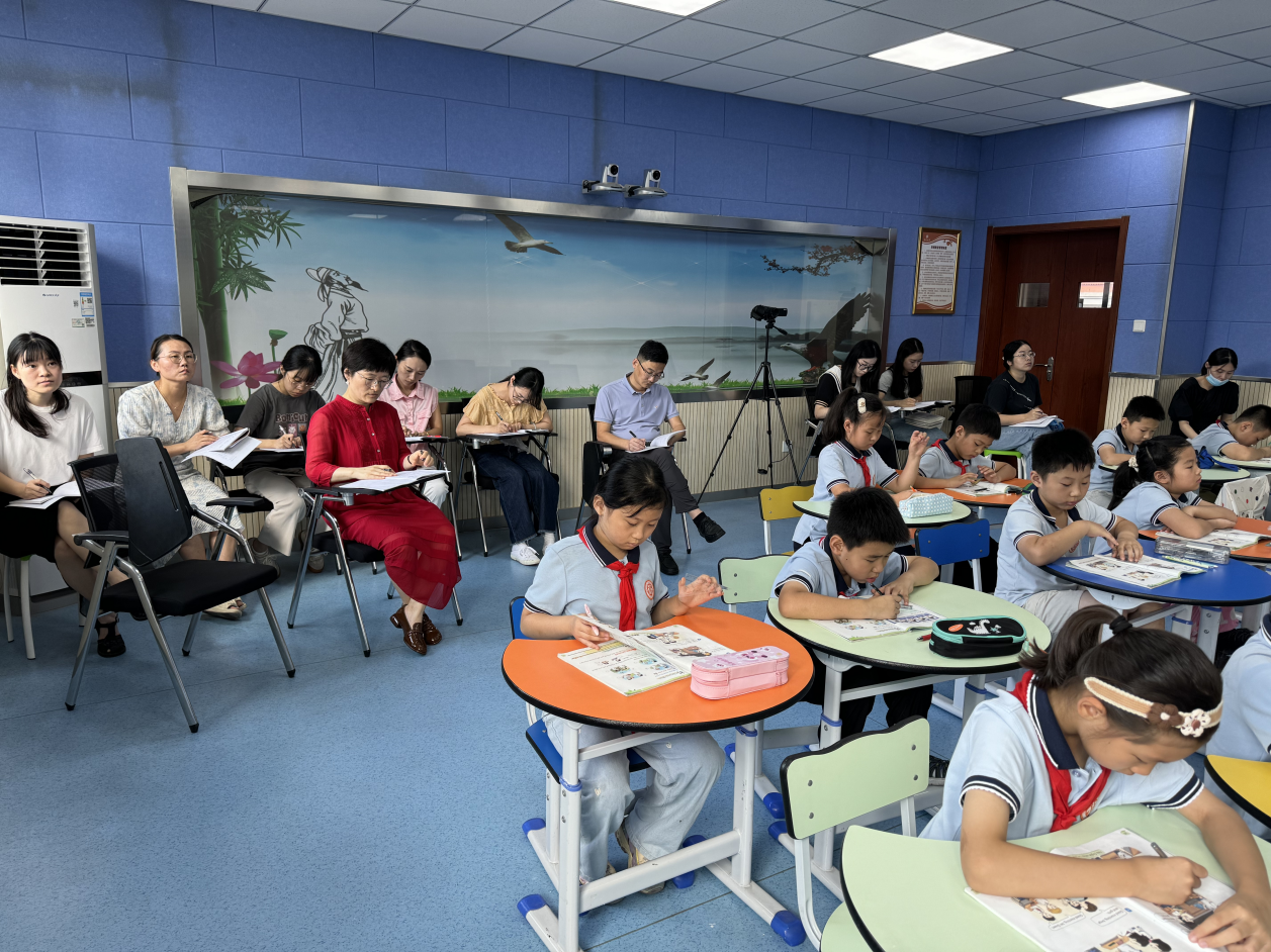 20240920大组课新闻：立足主题看融合 中段英语展风采(1)_html_m30407f72.png