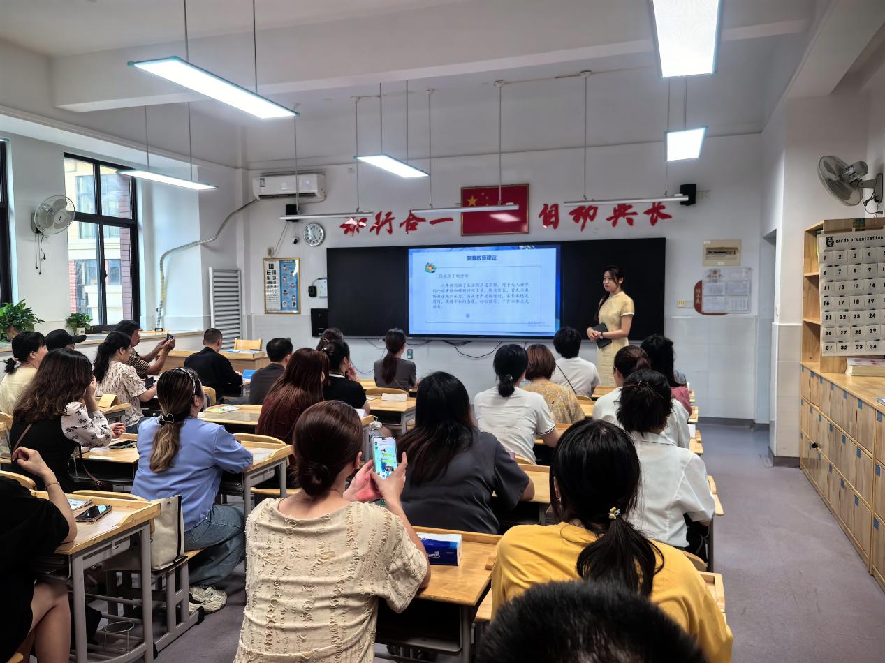 20240918六年级家长会新闻报道(1)_html_m608199ba.jpg
