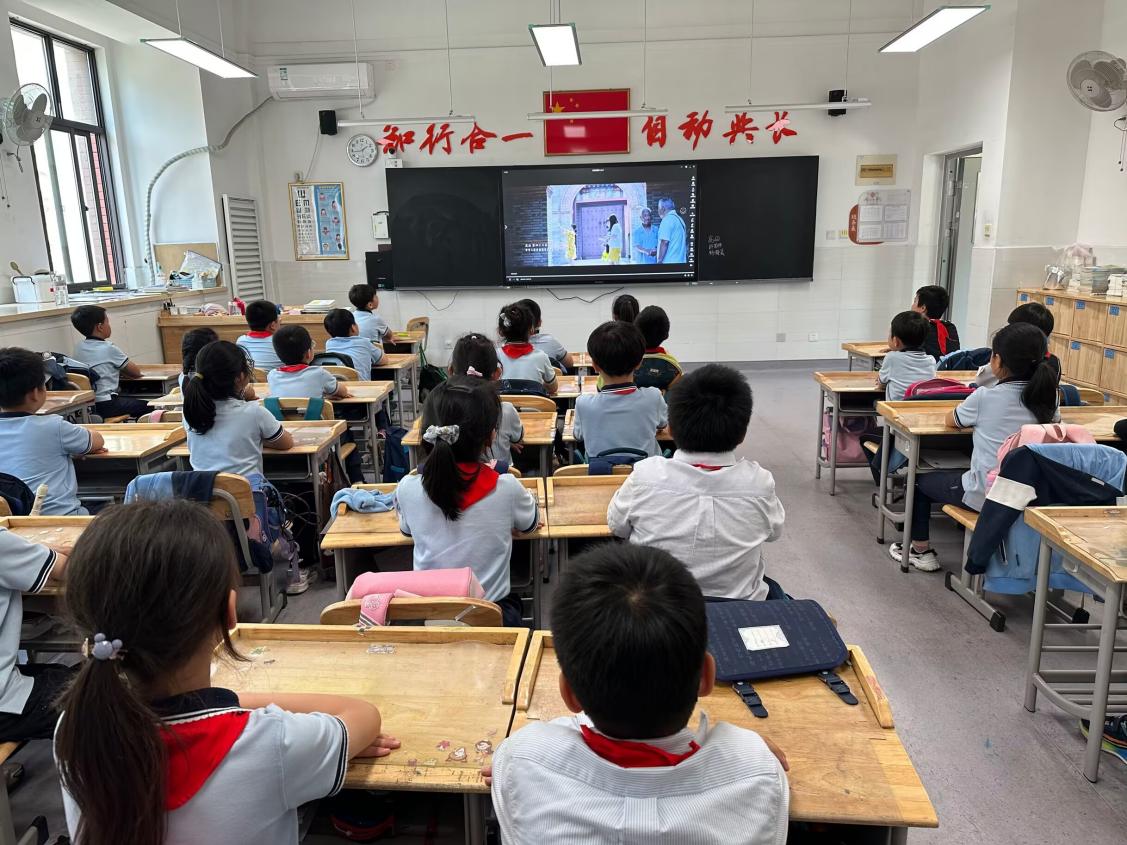 南京市晓庄小学法治宣传教育周活动新闻稿_html_m3ae7a8a9.jpg