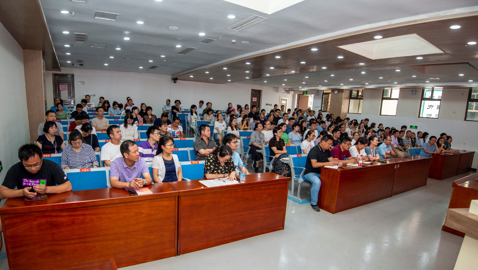 观众.jpg 观众.jpg